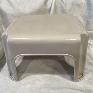 Vtg Large  Beige Rubbermaid Step Stool 4200 Heavy Duty Plastic GUC 300# Capacity